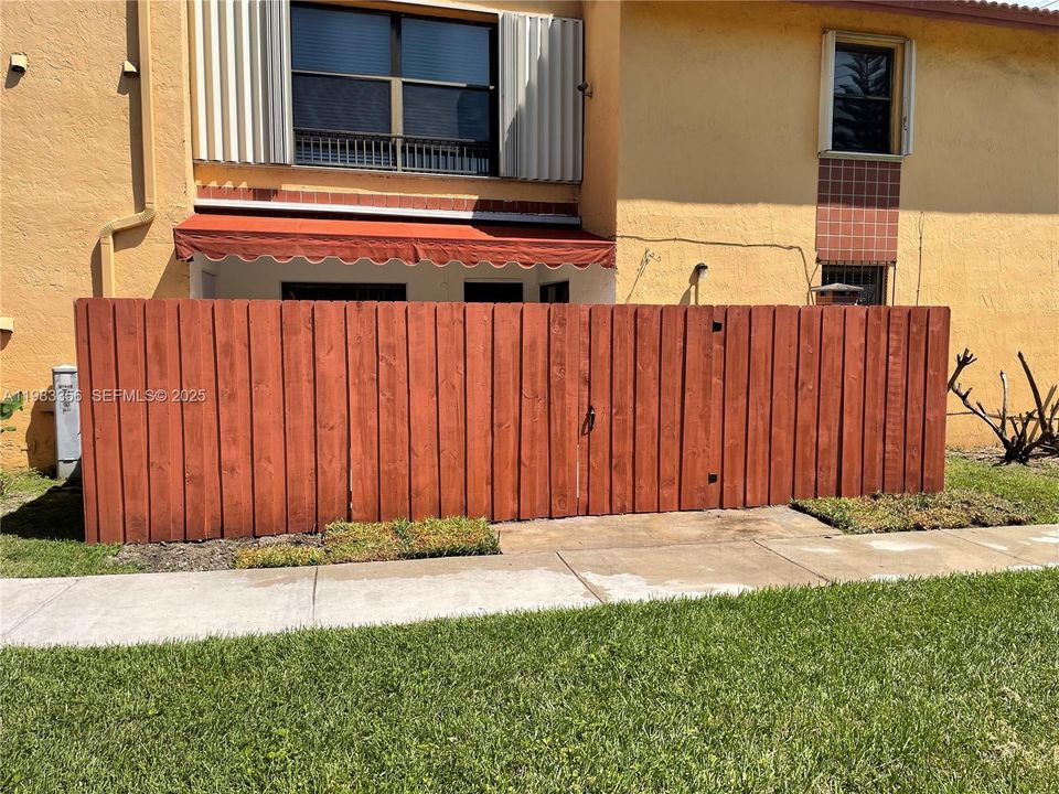 For Rent: $2,800 (3 beds, 2 baths, 1215 Square Feet)