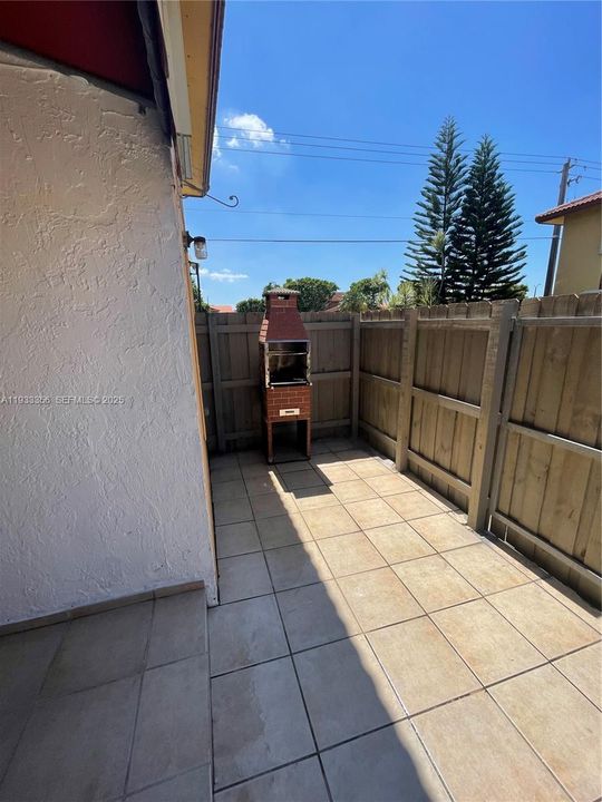 For Rent: $2,800 (3 beds, 2 baths, 1215 Square Feet)