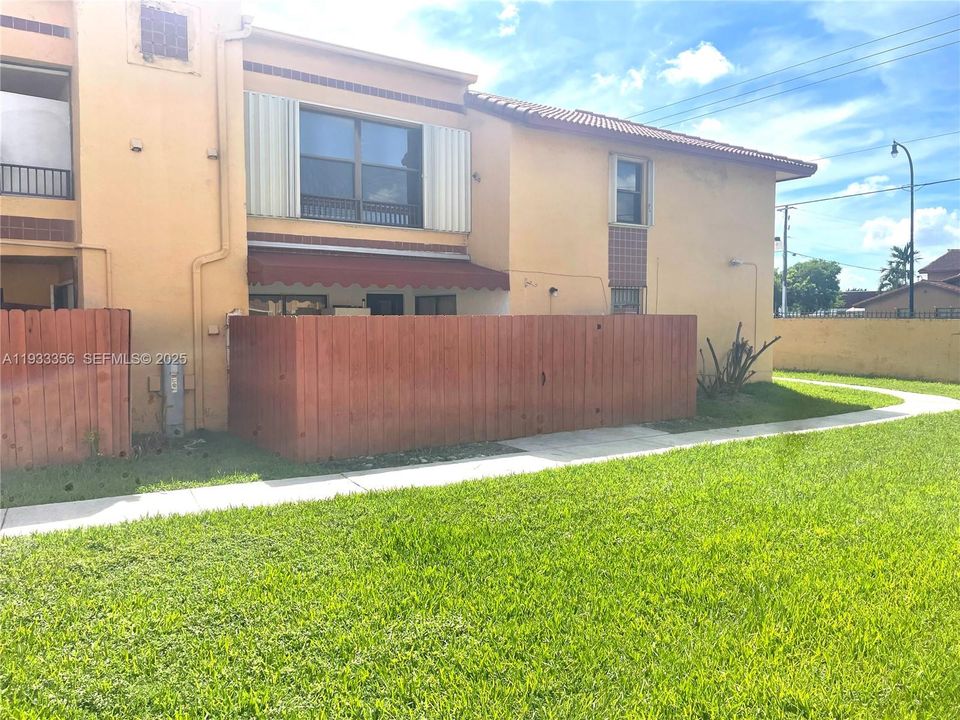 For Rent: $2,800 (3 beds, 2 baths, 1215 Square Feet)