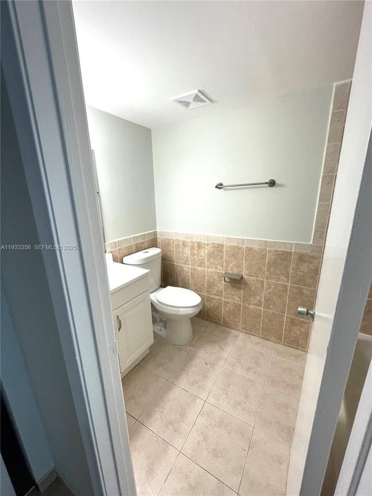 For Rent: $2,800 (3 beds, 2 baths, 1215 Square Feet)