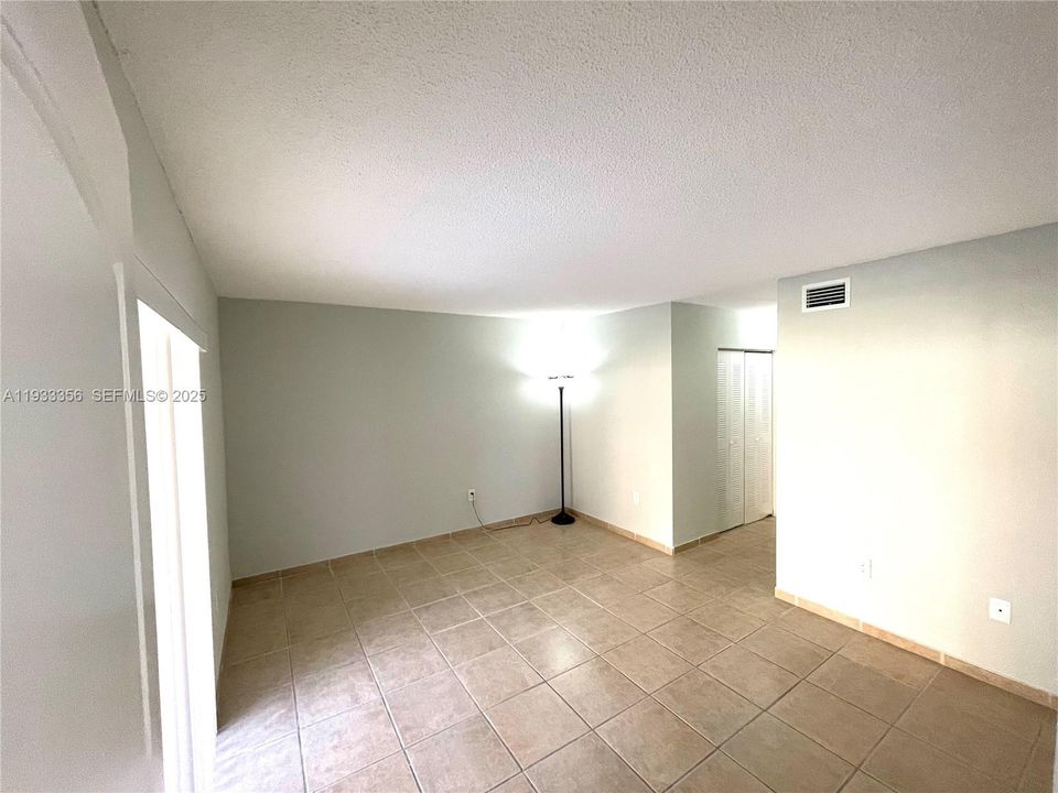 For Rent: $2,800 (3 beds, 2 baths, 1215 Square Feet)