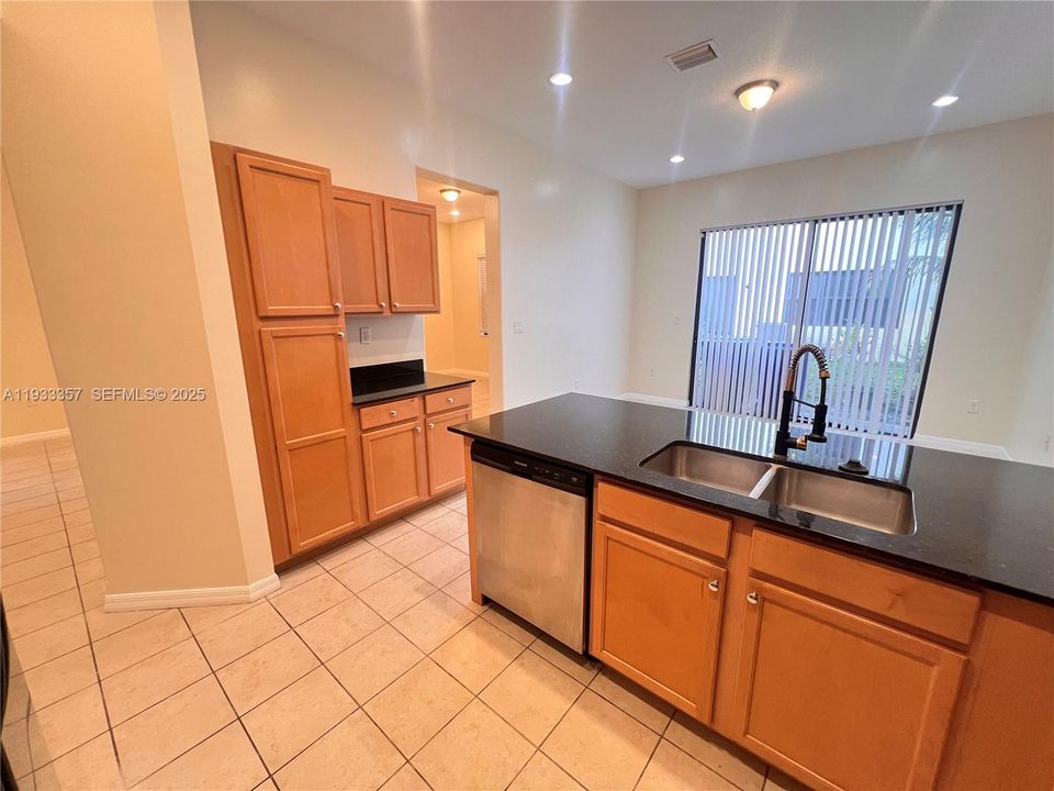 На продажу: $610,000 (3 спален, 2 ванн, 1868 Квадратных фут)