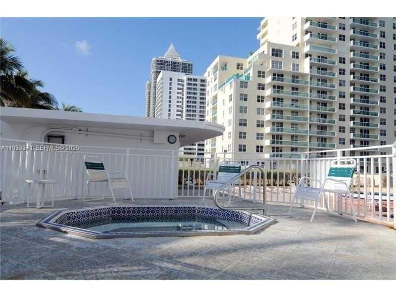 For Rent: $2,700 (1 beds, 1 baths, 1097 Square Feet)