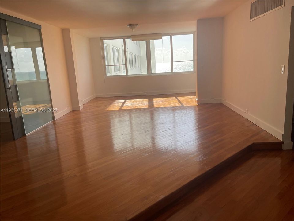 For Rent: $2,700 (1 beds, 1 baths, 1097 Square Feet)