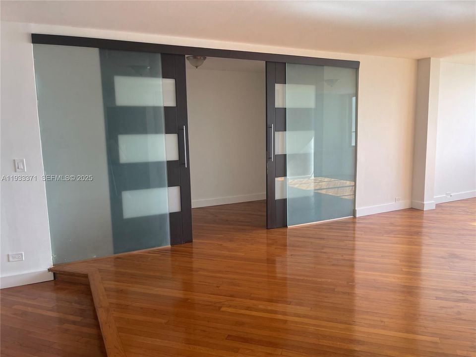 For Rent: $2,700 (1 beds, 1 baths, 1097 Square Feet)