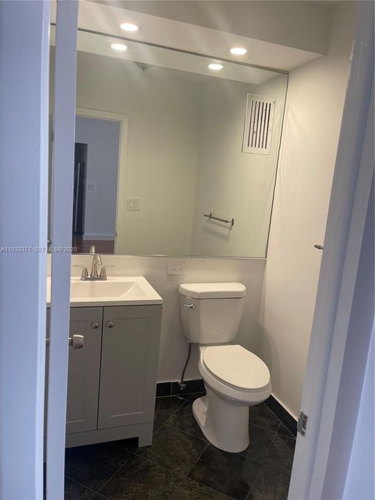 For Rent: $2,700 (1 beds, 1 baths, 1097 Square Feet)