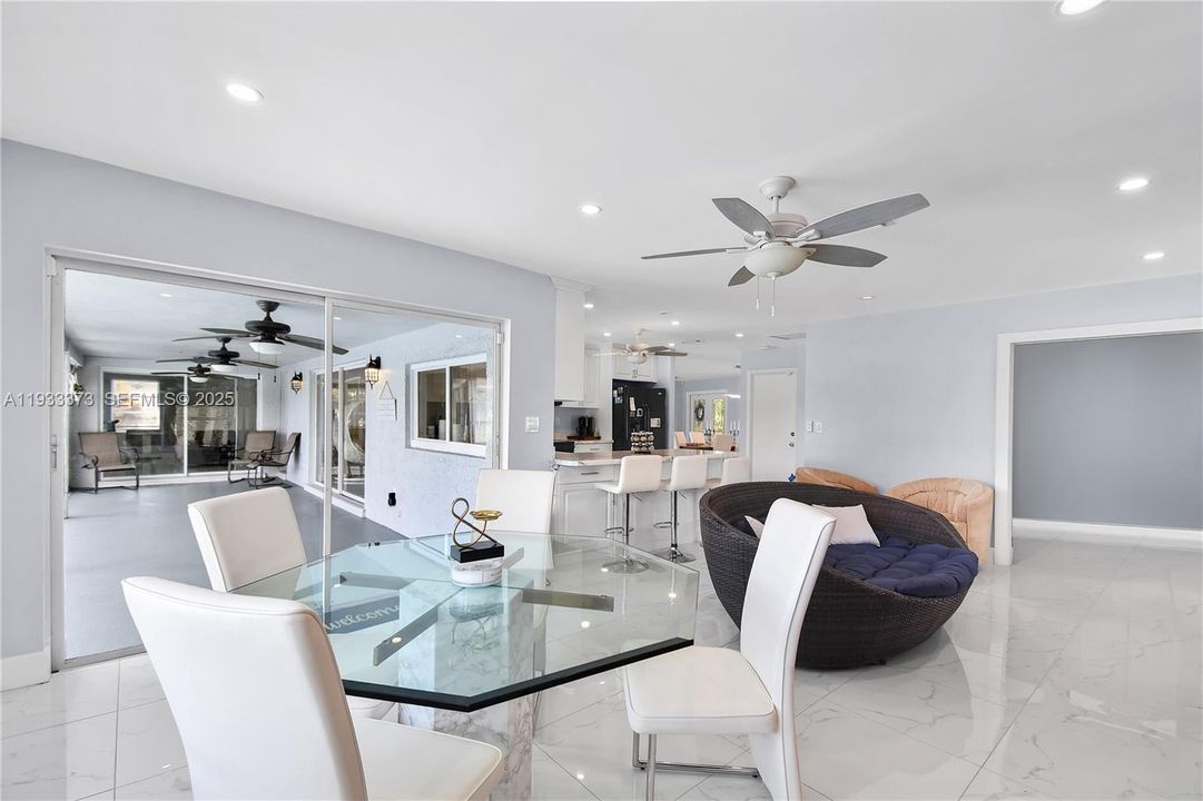 出租: $6,000 (4 贝兹, 3 浴室, 2440 平方英尺)