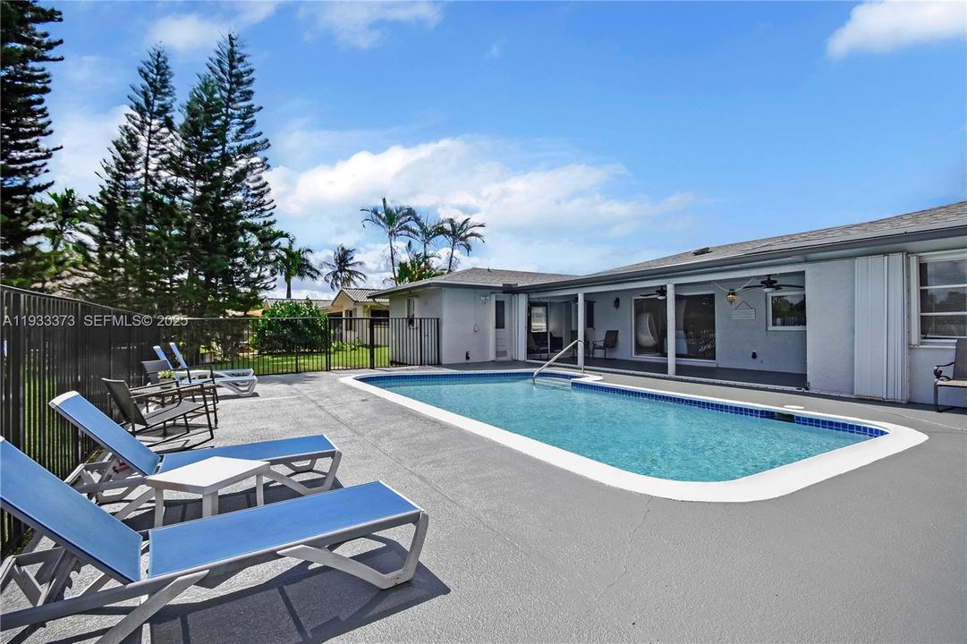 出租: $6,000 (4 贝兹, 3 浴室, 2440 平方英尺)