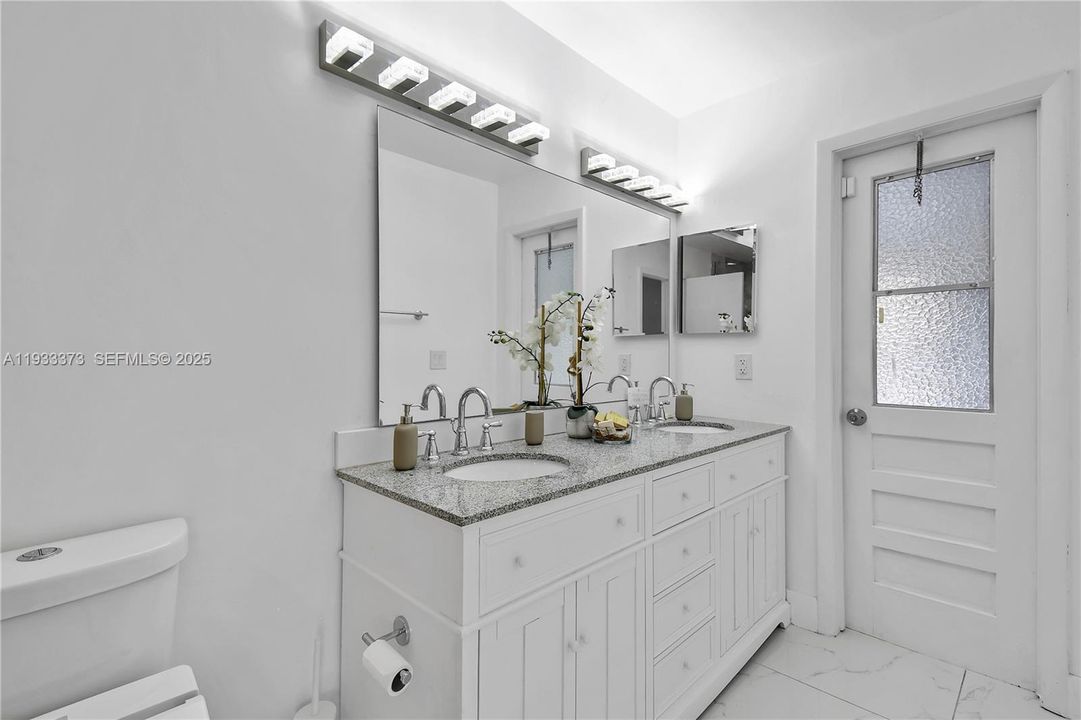 出租: $6,000 (4 贝兹, 3 浴室, 2440 平方英尺)