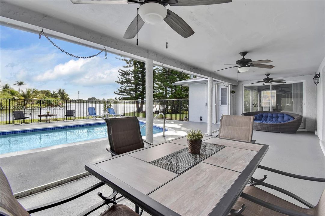 出租: $6,000 (4 贝兹, 3 浴室, 2440 平方英尺)