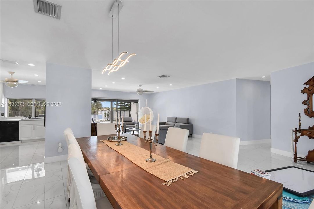 出租: $6,000 (4 贝兹, 3 浴室, 2440 平方英尺)