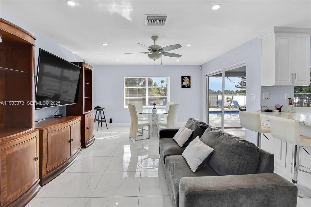 出租: $6,000 (4 贝兹, 3 浴室, 2440 平方英尺)