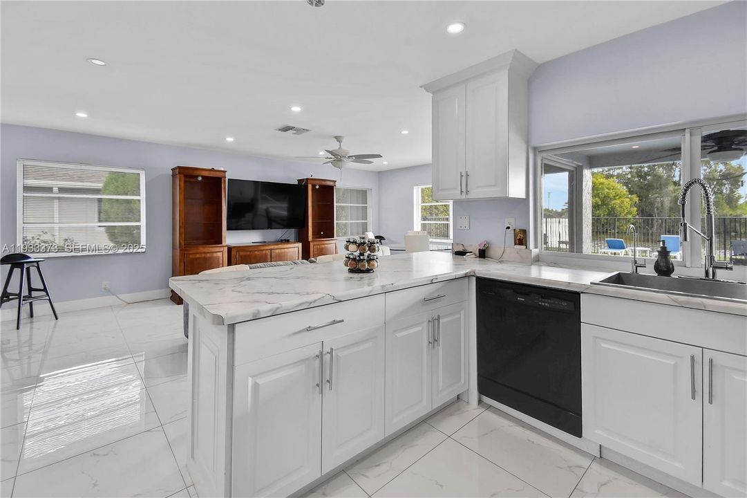 出租: $6,000 (4 贝兹, 3 浴室, 2440 平方英尺)