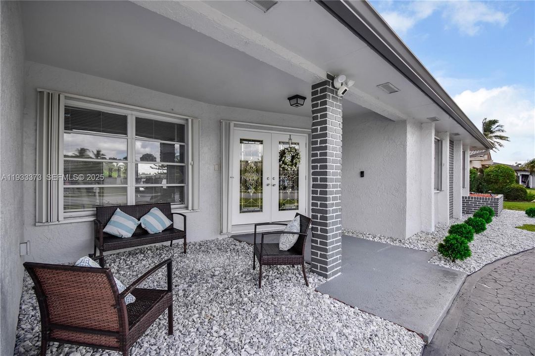 出租: $6,000 (4 贝兹, 3 浴室, 2440 平方英尺)