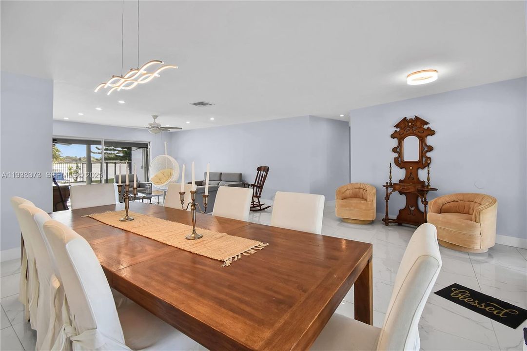 出租: $6,000 (4 贝兹, 3 浴室, 2440 平方英尺)