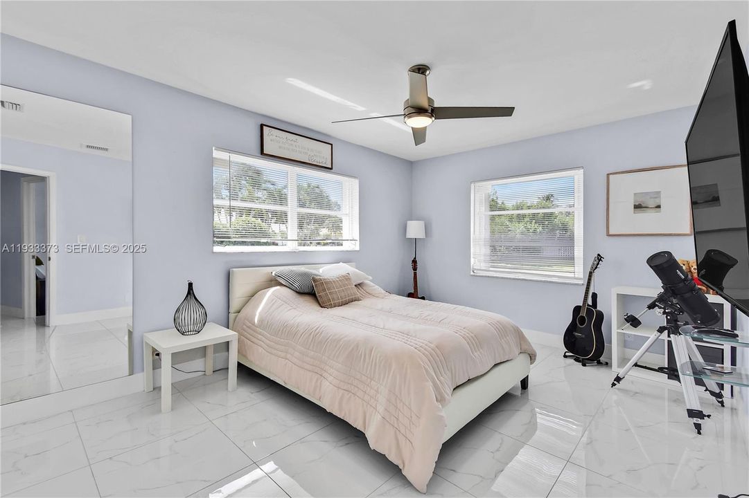 出租: $6,000 (4 贝兹, 3 浴室, 2440 平方英尺)