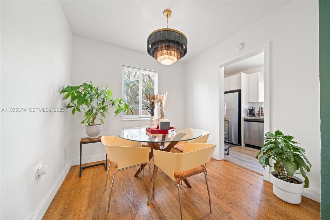 For Sale: $798,000 (2 beds, 1 baths, 977 Square Feet)