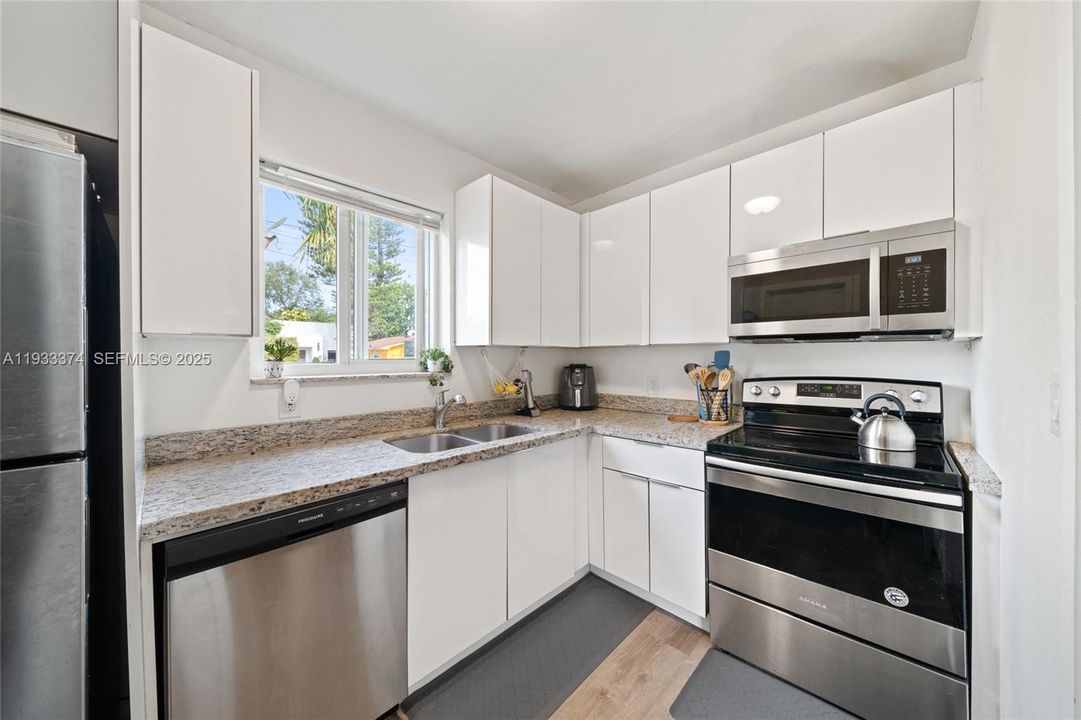 For Sale: $798,000 (2 beds, 1 baths, 977 Square Feet)