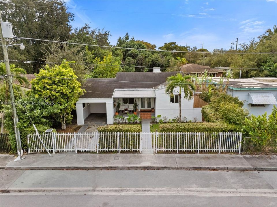 For Sale: $798,000 (2 beds, 1 baths, 977 Square Feet)