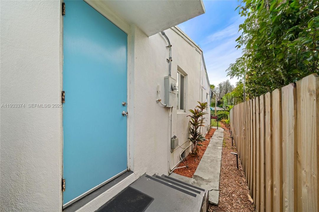 For Sale: $798,000 (2 beds, 1 baths, 977 Square Feet)