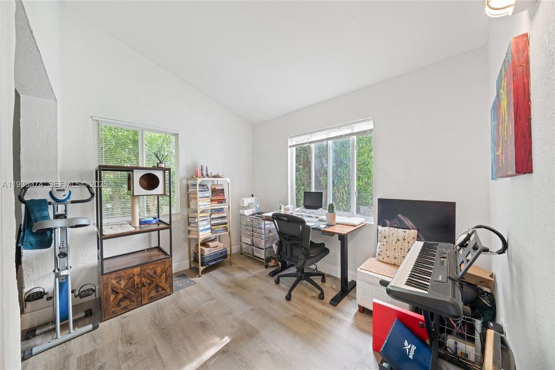 For Sale: $798,000 (2 beds, 1 baths, 977 Square Feet)