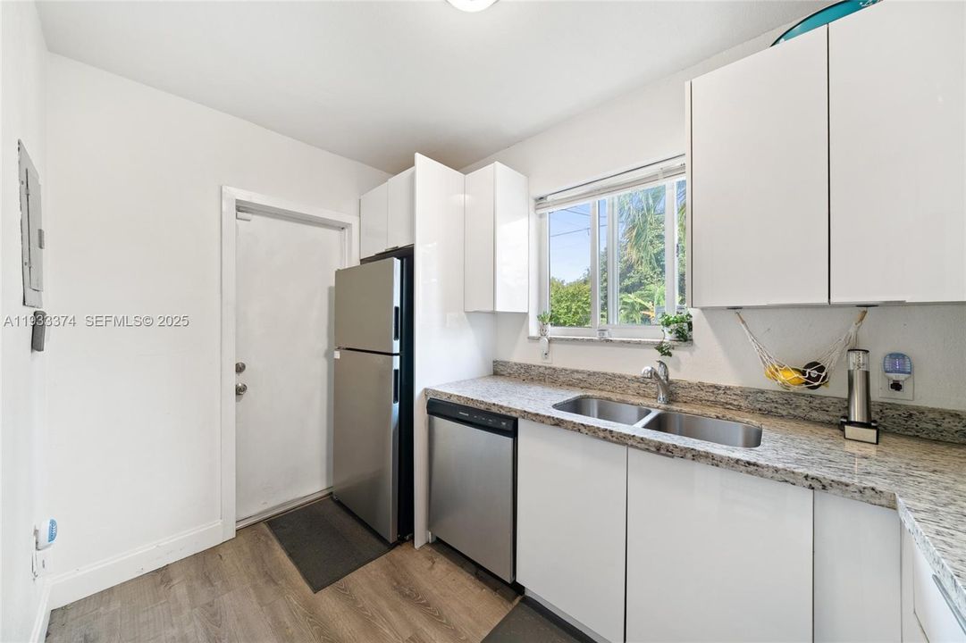 For Sale: $798,000 (2 beds, 1 baths, 977 Square Feet)