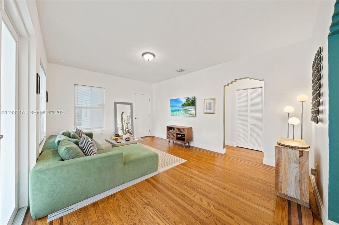 For Sale: $798,000 (2 beds, 1 baths, 977 Square Feet)