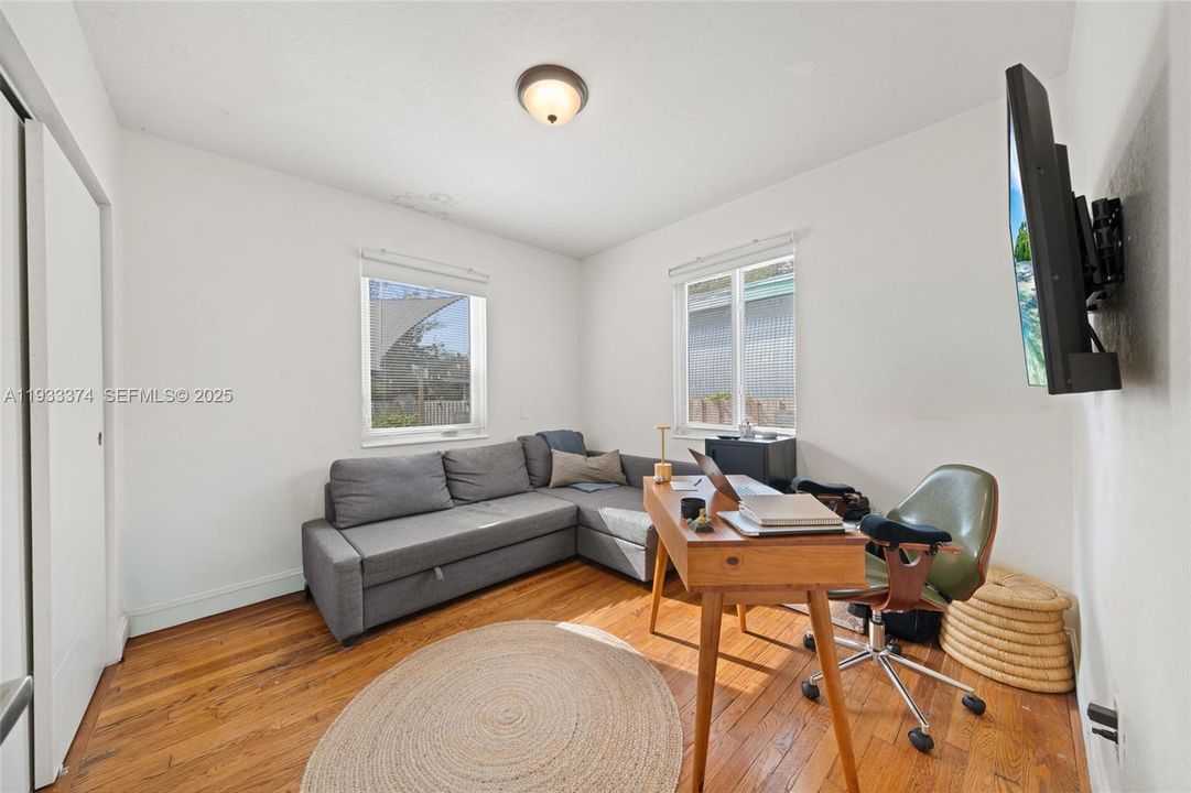 For Sale: $798,000 (2 beds, 1 baths, 977 Square Feet)