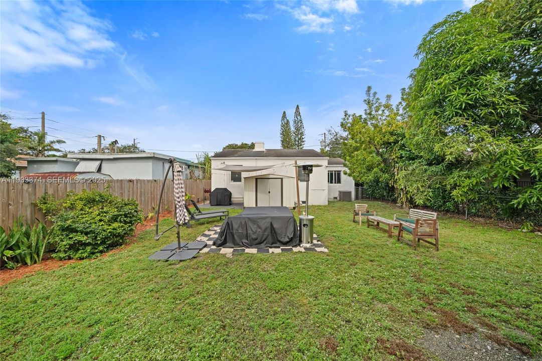 For Sale: $798,000 (2 beds, 1 baths, 977 Square Feet)