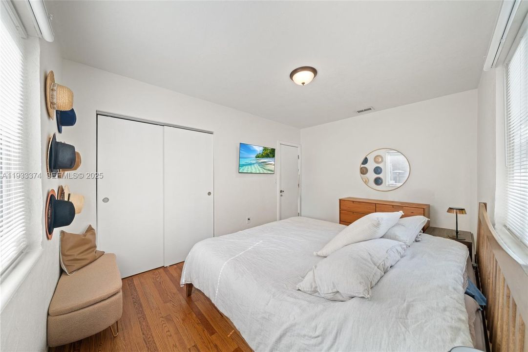 For Sale: $798,000 (2 beds, 1 baths, 977 Square Feet)