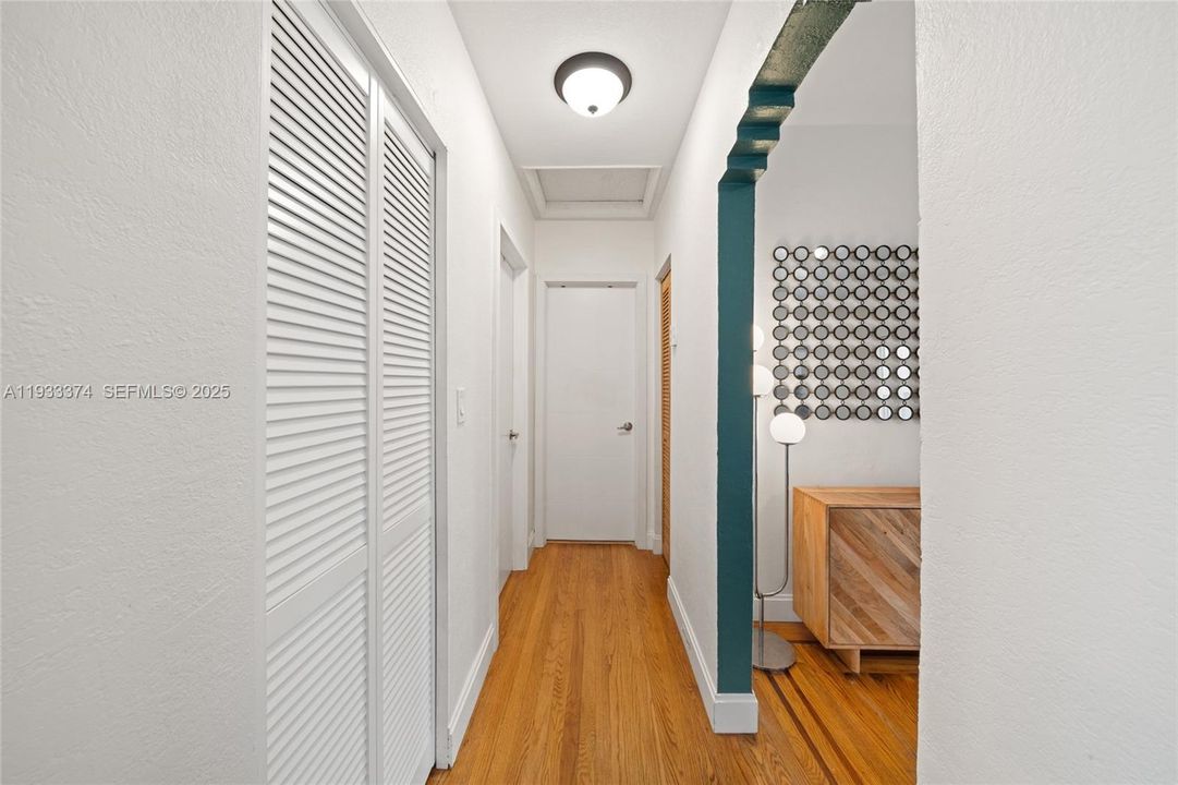 For Sale: $798,000 (2 beds, 1 baths, 977 Square Feet)