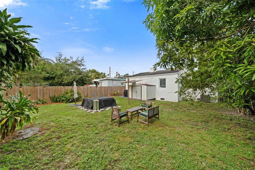 For Sale: $798,000 (2 beds, 1 baths, 977 Square Feet)