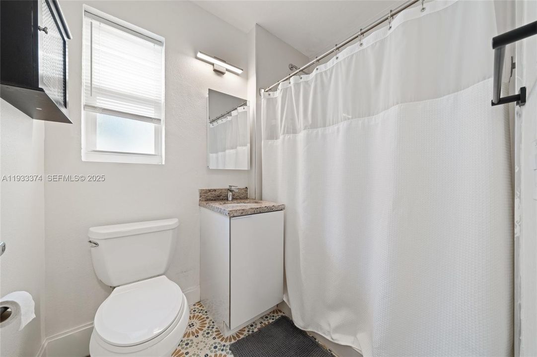 For Sale: $798,000 (2 beds, 1 baths, 977 Square Feet)