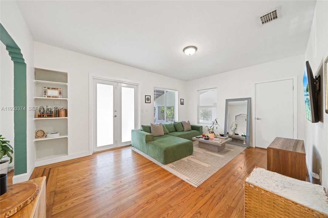 For Sale: $798,000 (2 beds, 1 baths, 977 Square Feet)