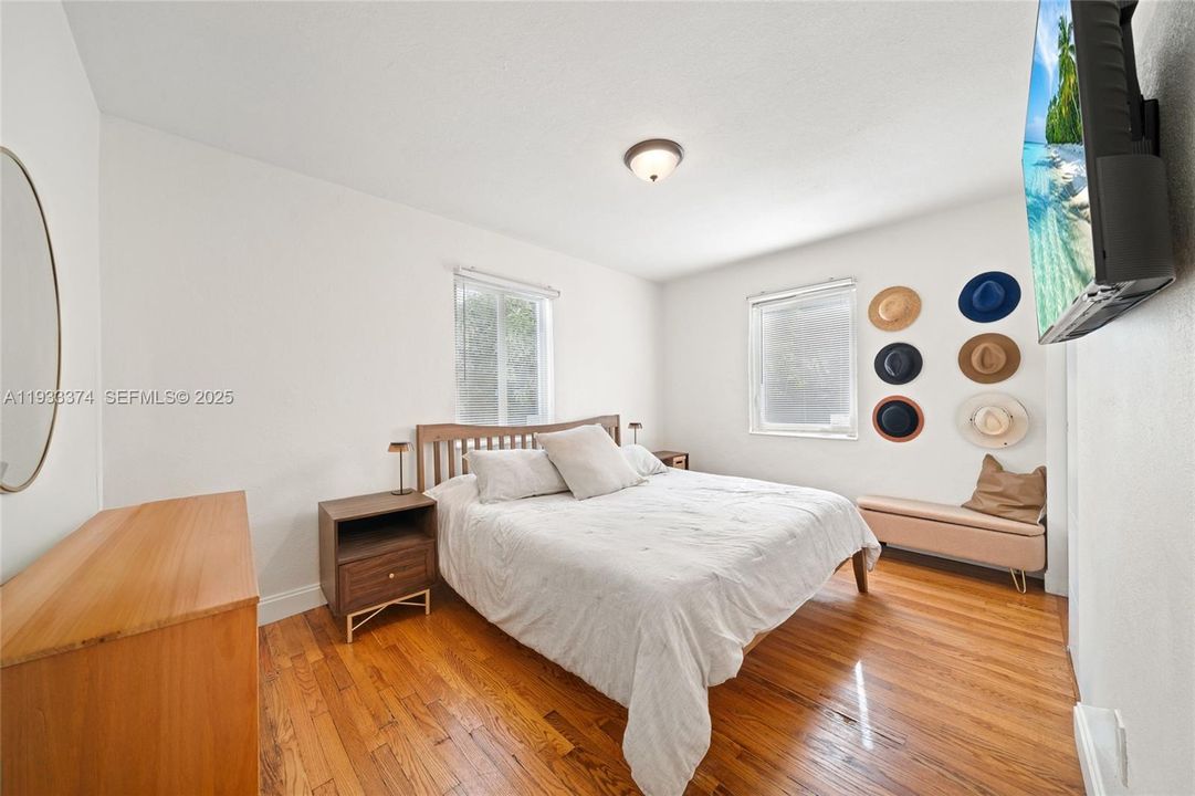 For Sale: $798,000 (2 beds, 1 baths, 977 Square Feet)