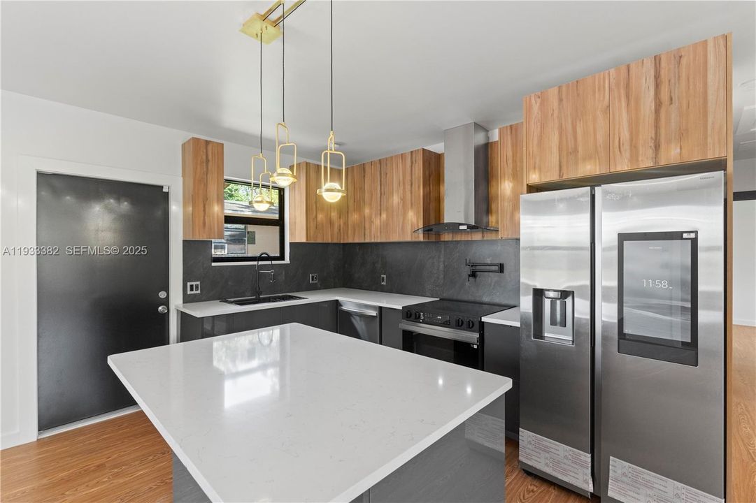 For Rent: $2,800 (2 beds, 2 baths, 1025 Square Feet)