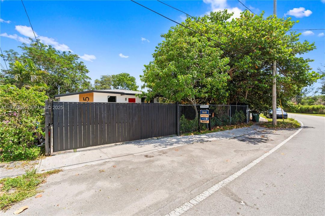 For Rent: $2,800 (2 beds, 2 baths, 1025 Square Feet)