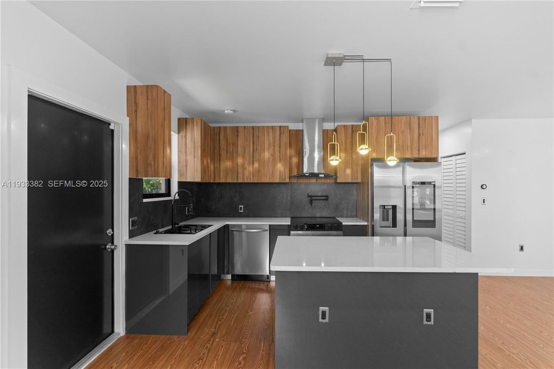 For Rent: $2,800 (2 beds, 2 baths, 1025 Square Feet)