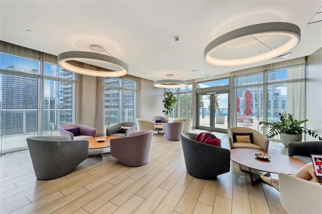 For Sale: $675,000 (2 beds, 2 baths, 921 Square Feet)