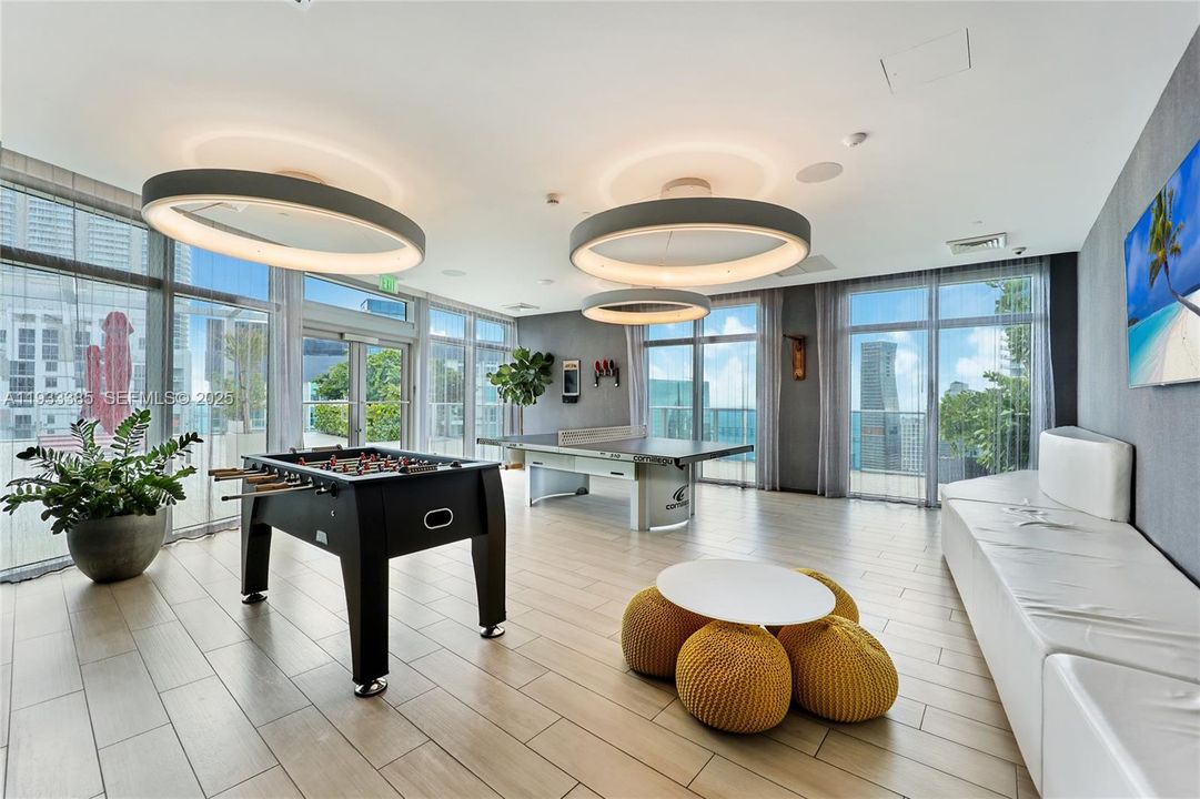 For Sale: $675,000 (2 beds, 2 baths, 921 Square Feet)