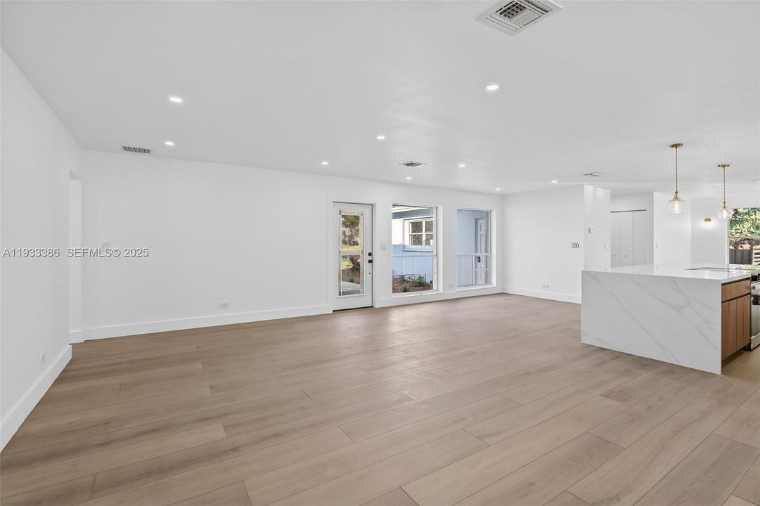 En Venta: $859,000 (4 camas, 2 baños, 2053 Pies cuadrados)