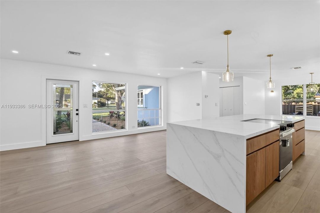 En Venta: $859,000 (4 camas, 2 baños, 2053 Pies cuadrados)