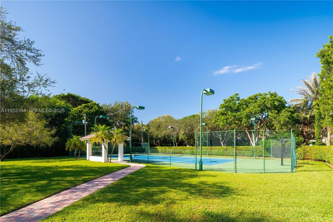 На продажу: $8,699,000 (6 спален, 5 ванн, 5089 Квадратных фут)