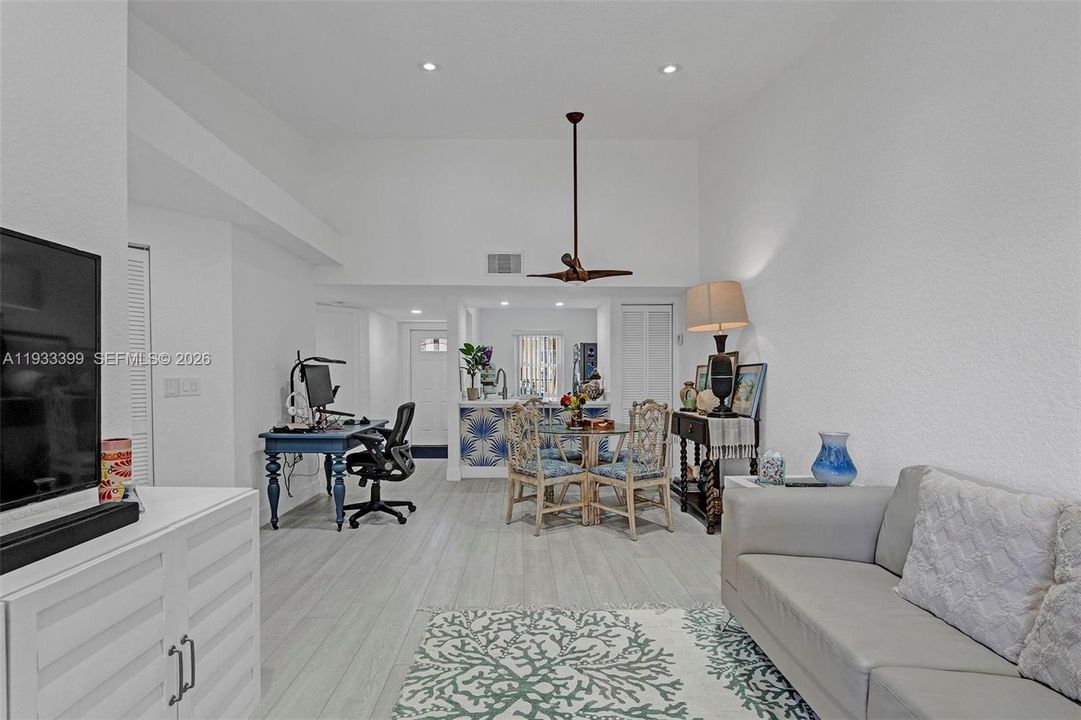 : $419,700 (2 спален, 2 ванн, 1206 Квадратных фут)