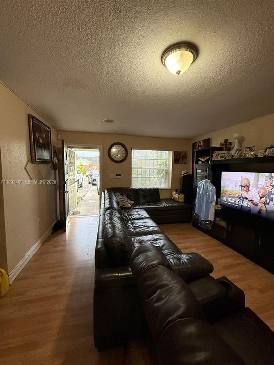 For Sale: $319,000 (2 beds, 2 baths, 944 Square Feet)