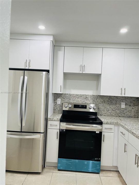 For Rent: $2,200 (2 beds, 1 baths, 804 Square Feet)