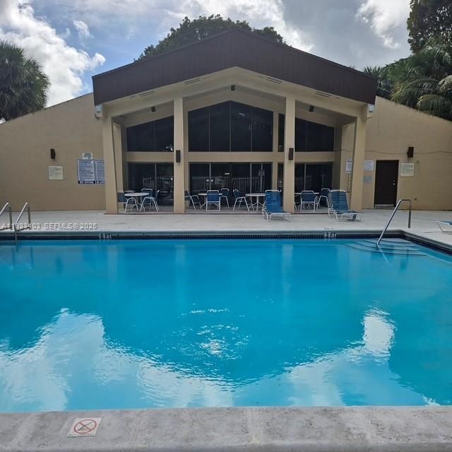 For Sale: $199,000 (1 beds, 1 baths, 614 Square Feet)