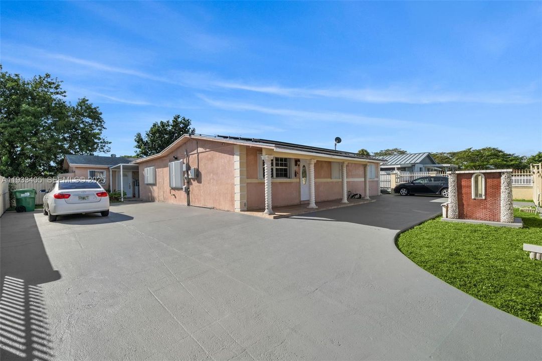 出租: $2,500 (1 贝兹, 1 浴室, 2076 平方英尺)