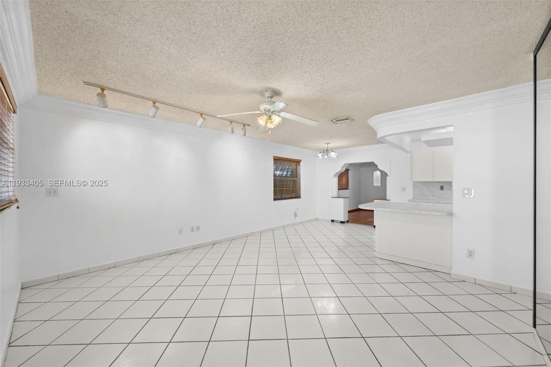 出租: $2,500 (1 贝兹, 1 浴室, 2076 平方英尺)