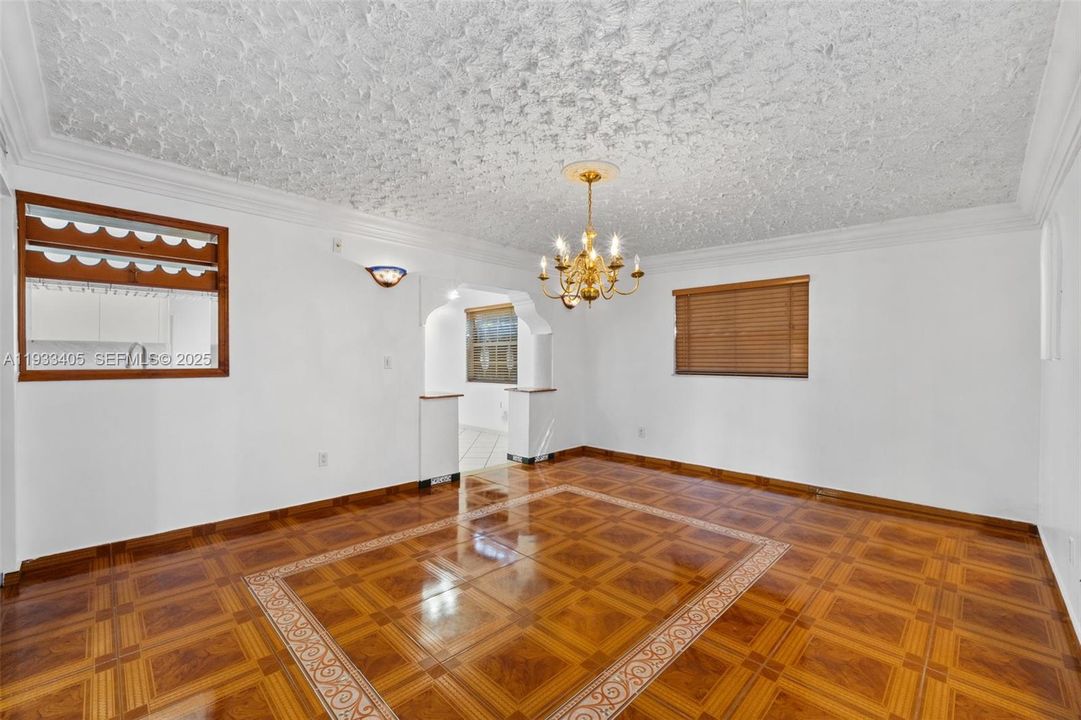 出租: $2,500 (1 贝兹, 1 浴室, 2076 平方英尺)